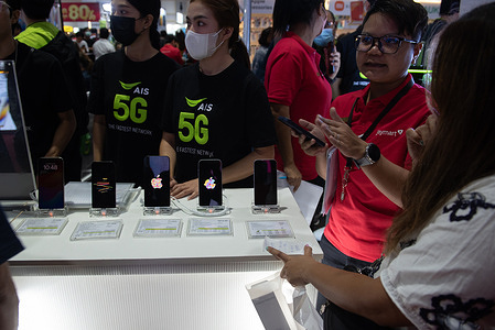Mobile phone distributors are introducing promotional promotions to consumers. have decided to buy At the Thailand Mobile Expo 2023 at Queen Sirikit National Convention Center (QSNCC), Bangkok, on October 28, 2023.