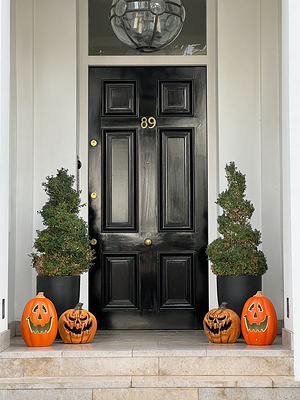 Homeowners in West London get ready for the Halloween with gorgeous decorations to welcome trick-or-treaters and host Halloween parties.