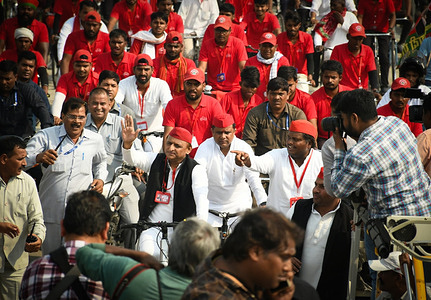 National President of Samajwadi Party and former Chief Minister Akhilesh Yadav, addressing the media during Samajwadi PDA Cycle Yatra reached Janeshwar Mishra Park, said that inflation, unemployment and injustice are at their peak in the country. All parties are uniting to remove the BJP government. After the caste census in Bihar, there has been awareness among the backward, Dalits, and minorities of the entire country. He also added the country wants caste census. Everyone is united on caste census. On this occasion, Akhilesh Yadav encouraged the Samajwadi PDA Cycle Yatra running under the leadership of Samajwadi Lohia Vahini National President Abhishek Yadav on reaching Lucknow. He said that socialist youth have reached every village. The youth must have faced many difficulties during the journey but they faced everything and reached Lucknow while travelling.