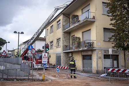 Torre del Lago in the municipality of Viareggio in Tuscany, a violent tornado hit the town, uncovering several houses and causing considerable damage to cars, fortunately without causing injuries. Firefighters are working to make homes, trees and roads safe.