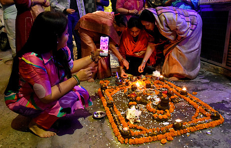 devotees with full devotion performing govardhan puja in new delhi