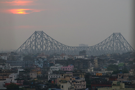 Howrah Bridge are seen through dense smog in Kolkata,India on 15 November 2023.At 10 am on Wednesday, the AQI (PM2.5) at Victoria Memorial and Fort William was 134 and 109, respectively. Similarly, at Jadavpur and Ballygunge, it was 108 and 104, respectively. The AQI level at Bidhannagar was 109, according to the National Air Quality Index by the Central Pollution Control Board, Ministry of Environment, Forests and Climate Change.