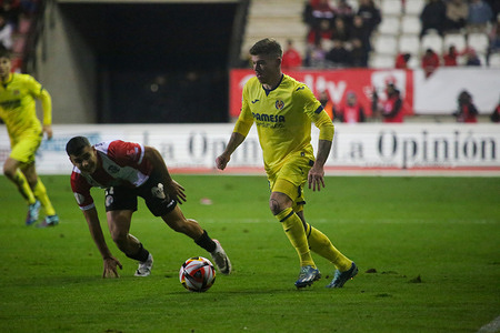 Zamora, Spain, 22th November, 2023: Villarreal CF player Alberto Moreno (18) faces an opponent during the Second round of the SM El Rey Cup 2023-24 between Zamora CF and Villarreal CF, on 22 November 2023, at the Ruta de la Plata Stadium, in Zamora, Spain.
