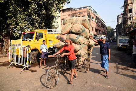 Indian daily base Labor care goods at the a Wholesale Market in Kolkata, India on 26 November 2023,