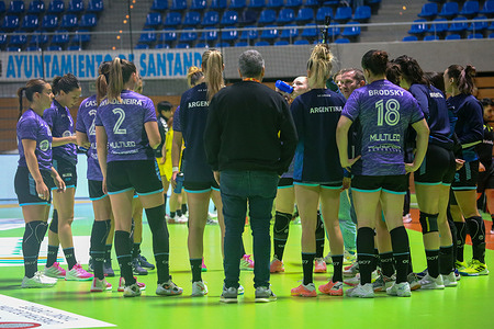 Santander, Spain, 26th November, 2023: Argentine players receive instructions in a time-out during the 3rd Day of the 2023 Spain Women's International Tournament between Japan and Argentina, on November 26, 2023, at the Palacio de los Deportes de Santander, in Santander, Spain.