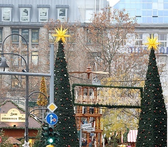 Berlin: Der 40. Berliner Weihnachtsmarktvom 27. November 2023 bis 7. Januar 2024 am Breitscheidplatz an der Gedächniskirche