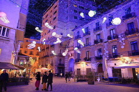 From 24 November in Salerno can be visited the so-called "Luci d'Artista". All the streets of the old town and many areas of the city center are illuminated with beautiful colorful drawings . Every day, starting at 17:00, the lights turn on and create a magical and evocative atmosphere. The lighting installations are created by internationally renowned artists and are a mix of creativity, innovation and tradition. In the photos a historic square with a sea full of jellyfish.