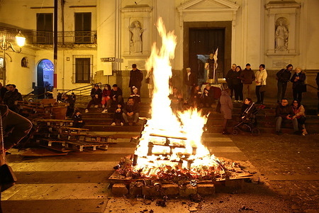 On the day of the feast of Saint Lucia in the historic center of the city of Pagani , southern Italy, we celebrate the eve of Saint Aniello . A bonfire is entered in the square in front of the church of the Body of Christ and many faithful attend this event.The feast of Saint Lucia coincides with the winter solstice, the shortest day of the year. In Sant'Aniello, however, the hours of light are slightly longer, not the measure of the step of a hen, but that of a lamb.From here the proverb "A Santa Lucia nu passe 'e gallina, a Sant'Aniello nu passe 'e pecuriello". Pregnant women pray to Santo Aniello. What is not done in Santa Lucia and Sant Aniello?
According to the tradition handed down to us by grandmothers, today and tomorrow, 13 and 14 December, pregnant women must keep away from sharp objects. " In Santa Lucia and Sant'Aniello neither scissors nor knife".
