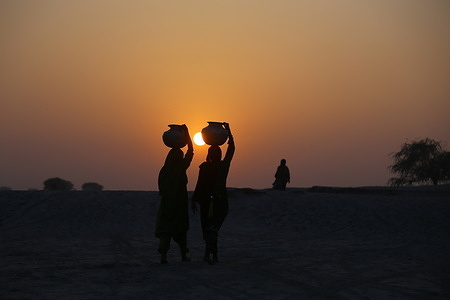 A beautiful view of sunset here in Jamshoro , were women’s are going back after filling water