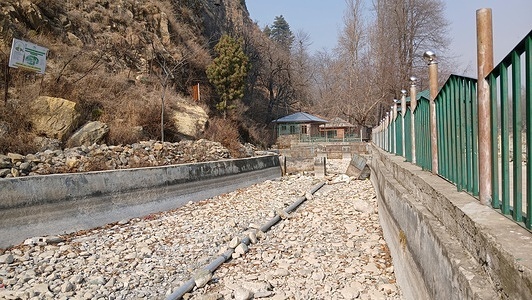 Aripal Spring, a freshwater spring is situated 11 kilometers away from the main town Tral, originates from Tarsar Marsar two alpine lakes in Pir Panjal mountains. The spring is acting as the main source of drinking water for many villages within Tral area. During winters, water goes down as compared to summer. Due to the climate change, Aripal Spring run dry this winter. People face with difficult time due to water shortage