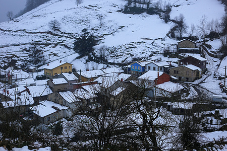 Tuiza de Abajo, Spain, January 10th, 2024: Panoramic of Tuiza de Abajo with snow during DANA causes snow in Asturias, on January 10, 2024, in Tuiza de Abajo, Spain. Credit: Alberto Brevers / Alamy Live News.