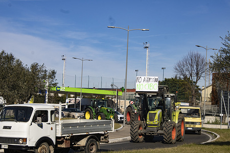 Farmers and breeders protest throughout Italy, blocking highways. The prices of materials are too high and large retailers buy at very low costs. agriculture risks failing