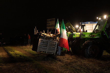 Farmers prepare the garrison on a hill near Via Nomentana in Rome, awaiting their general mobilization
