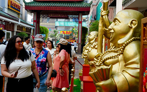 As part of the upcoming celebration of the Chinese New Year, tourists continue to flock to Chinatown, Binondo.