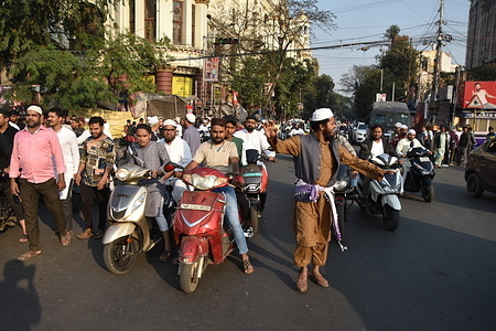 Amidst escalating concerns over the Gyanvapi Mosque issue, West Bengal State Jamiat-e-Ulama organized a procession in Kolkata. Led by Cabinet Minister Maulana Siddiqullah Chowdhury, thousands of Muslims rallied to safeguard mosques, madrassas, cemeteries, Eidgahs, and Khanqahs nationwide. The event highlighted the community's commitment to preserving religious sanctuaries and promoting communal harmony.