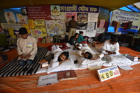 In an unprecedented display of resilience, the 'Sangrami Joutha Mancha,’ a coalition of 35 unions comprising teachers, doctors, nurses, clerks, and other West Bengal state government employees, has been on a continuous dharna for the past 379 days. Adding to their protest, they have initiated a continuous hunger strike, now lasting for 480 hours. Their relentless demonstration is centered around the issue of pending dearness allowance, a demand that has been lingering for an extended period. The protesters remain steadfast in their resolve, emphasizing the urgency of addressing their grievances and ensuring fair treatment for all government employees.