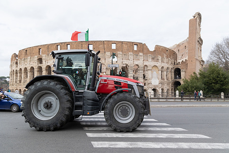 One of the four tractors of "Riscatto Agricolo" association pass in front of the Colosseum in Rome