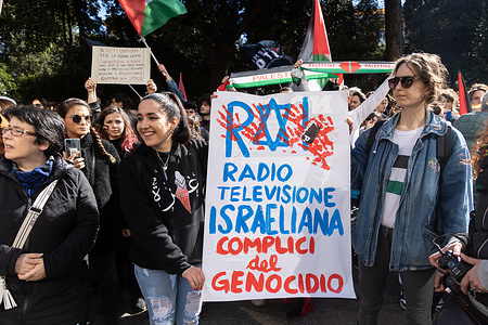Sit-in in favor of the Palestinian people organized by Potere al Popolo and the students of "Cambiare Rotta" and "Osa", in front of the Rai headquarters in Viale Mazzini in Rome
