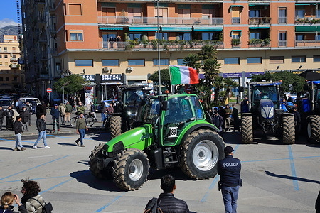 On the morning of February 14 they arrived in Salerno, after a long journey from the town of Pontecagnano Faiano, more than 100 tractors . Farmers of the province of Salerno who joined with their garrison the mobilization that is crossing Italy from the North to the South of the country. Protests against the policies of the European Community on the management of agriculture. Defense of Made in Italy against foreign imports of products not as genuine as those of our land. On tractors present only the flags of Italy and no association or political party.