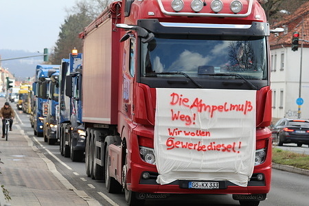 Farmers in Germany are protesting the agricultural policy of the federal government again with tractors. Since Saturday morning, farmers have demonstrated on the road by blowing the tractor's horn.