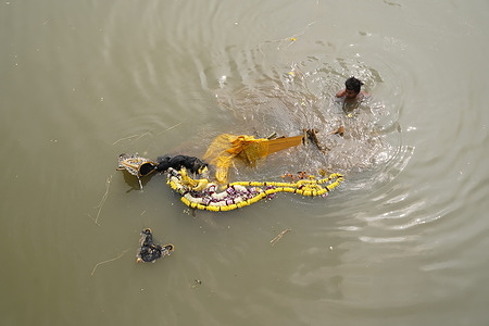 The remnants resulting from the immersion of idols are contributing to the pollution of the Ganges in Kolkata.