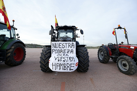 ARGANDA DEL REY, SPAIN - FEBRUARY 20: Some 500 tractors and 100 buses will arrive this Wednesday, February 21, in Madrid as part of the agricultural protest that began two weeks ago. In the image, you can see the arrival of several Spanish farmers with their respective tractors to the Arganda del Rey fairgrounds, on Tuesday, February 20, 2021, in Madrid (Spain). The unrest in the Spanish countryside, which for weeks has materialized with 'tractor raids' in the vast majority of Spanish cities, is approaching Madrid. This Wednesday, at least 500 tractors, distributed in five columns and accompanied by about a hundred buses full of farmers, will arrive in the capital with the aim of demonstrating in front of the Ministry of Agriculture. The tractors will spend the night in the surroundings of the capital to leave in a coordinated manner the next day from Torrejon de la Calzada, Arganda del Rey, Robregordo, El Espinar (Segovia) and Guadalajara. Starting at 8:00 a.m., they are expected to take the road to the Plaza de la Independencia, where a rally is planned at 10:30 a.m., followed by a march to the Ministry of Agriculture along Alfonso XII Street, bordering El Retiro park. The demands of the farmers are aligned with those of the European agricultural sector, seeking less bureaucracy, greater price control and stricter surveillance of exports. This protest in Madrid follows similar actions carried out in other Spanish regions, such as the 'tractor raids' in the port of Tarragona, Mercabarna and Girona, as well as the entry of around 1,250 tractors into Barcelona on February 7. The intention of the field workers is to collapse the center of the capital and its accesses, which is why the Madrid City Council recommends that citizens opt for public transport such as the Metro or Cercanias to get around. (Photo by Hugo Ortuño)
--
ARGANDA DEL REY, ESPAÑA - FEBRERO 20: Unos 500 tractores y 100 autobuses llegarán este miércoles 21 de febrero a Madrid como parte de la prote