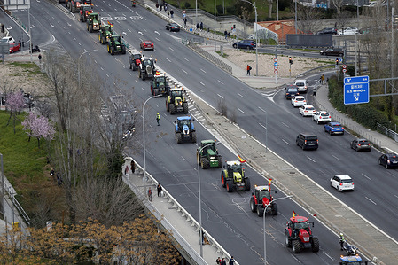 Half a thousand tractors arrived this Wednesday in the center of the capital and at 6:00 p.m. they began to leave for their towns of origin after a protest in which 4,000 attendees participated, as reported by the Delegation of the Government in Madrid. Coming from several cities in the interior of the country, hundreds of farmers with their respective tractors left the Spanish capital after standing in front of the Ministry of Agriculture. The unrest in the Spanish countryside, which for weeks has materialized with 'tractors raids' in the vast majority of Spanish cities, has reached Madrid. This Wednesday, at least 500 tractors, distributed in five columns and accompanied by about a hundred buses full of farmers, arrived in the capital with the aim of demonstrating in front of the Ministry of Agriculture. The tractors arrived from the surroundings of the capital to concentrate in a coordinated manner at the Puerta de Alcala (first point) from Torrejon de la Calzada, Arganda del Rey, Robregordo, El Espinar (Segovia) and Guadalajara. Spanish farmers and ranchers are protesting the crisis in the sector and the agricultural policies of the European Union, the Government and the Autonomous Communities. They maintain that their situation is extreme, which is why they demand urgent and coordinated action by the administrations.