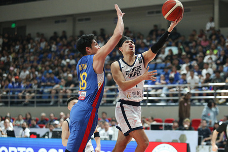 Calvin Oftana (Blue,18) of the Philippines contests a lay-up by Ai-Che Yu (White,7) of Chinese Taipei