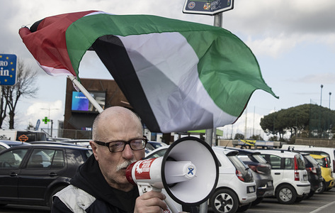 Movements and activists are protesting throughout Italy against Israel's attack on the Palestinian population queuing for food. The demonstrations are concentrated outside companies that export weapons and finance the war. Burger King was hit and was forced to close