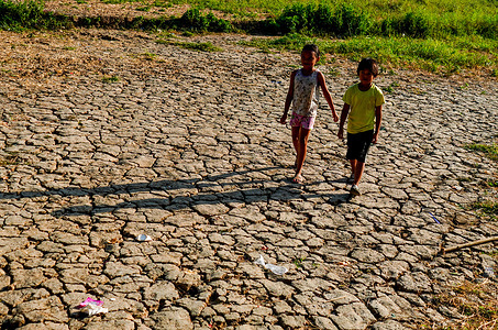 Children's walks on a dried-up rice field in Brgy. Bagong Silangan is currently experiencing drought amid the El Niño phenomenon.
