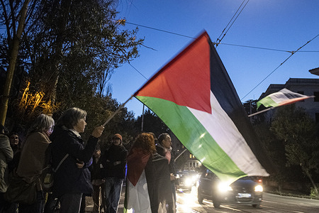 Hundreds of protesters garrison the Israeli embassy to denounce the murder of the Palestinian people. Thousands died, half of them children. Today the worst enemy, besides bombs, is hunger and disease. Israel is accused of preventing humanitarian aid