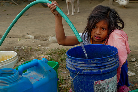Due to the impact of El Niño, Sitio Ibayo, San Mateo Rizal, is currently experiencing water shortages and drying of soil.
(Photo: Edd Castro/ Pacific Press Agency)