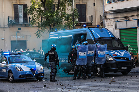 Blazes of San Giuseppe: clashes between young people and police forces in Palermo.