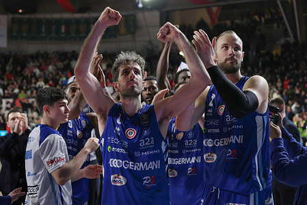 Italy, Varese, march 30 2024: Amedeo Della Valle (Brescia) celebrates the victory and greets the fans at the end of basketball game OpenJobMetis Varese vs Germani Brescia, LBA 2023-2024 day 25
OpenJobMetis Varese vs Germani Brescia - Lega Basket Serie A day 25 at Itelyum Arena on march 30 2024