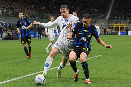 Italy, Milan, apr 1 2024: Szymon Zurkowski (Empoli) fights for the ball in the second half during soccer game FC Inter vs Empoli, Serie A 2023-2024 day 30 at San Siro Stadium
Italy, Milan, 2024 04 01: FC Inter vs Empoli, Lega Calcio Serie A 2023/2024 day 30 at San Siro Stadium