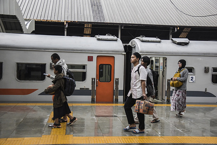 Passengers arrive at Kiaracondong Station. A week before Eid al-Fitr, Kiaracondong Station had 4,651 travelers whose destinations were in various cities or districts on the island of Java.