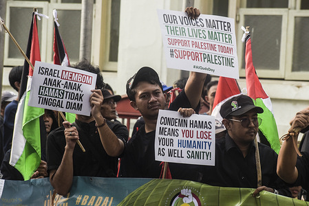 Indonesian Muslims demonstrate during International Al-Quds Day in front of Gedung Merdeka, Bandung. On August 16, 1979, after the Israeli Zionist regime's brutal attack on the Al-Aqsa Mosque and the bombing of South Lebanon by Israeli troops, Imam Khomeini (RA), the Supreme Leader of the Islamic Republic of Iran, invited all Muslims in the world to defend the oppressed Palestinian people by naming every day The last Friday of the holy month of Ramadan is International Al-Quds Al-Sharif Day. International Quds Day is an annual event held on the last Friday of the holy month of Ramadan, as a means of expressing solidarity with Palestine.