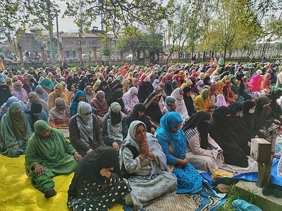 Kashmiri Muslim people are performing the Eid al-Fitr prayer at mosque on the first day of the Eid al-Fitr holiday in Srinagar, Kashmir, on April 10, 2024. Festivities marking the end of the Muslim holy fasting month of Ramadan are being celebrated starting today in India Administrated Kashmir.