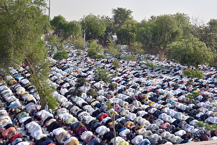 Muslim devotees offer 'namaz' on the occasion of Eid-ul-Fitr, at Bikaner, Thursday, April 11, 2024.
DINESH GUPTA BIKANER-09414253300