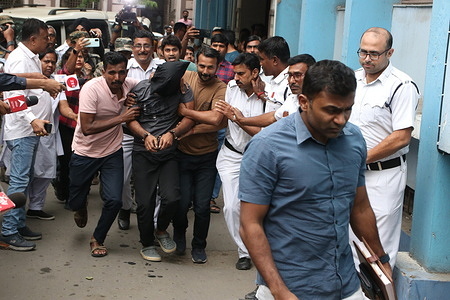 An accused in the Bangaluru Café blast case being produced at court by NIA officials , In Kolkata, India on April 12,2024.The National Investigation Agency or NIA on Friday, April 12, was given a three-day transit remand of the two prime suspects, including the mastermind, by a metropolitan court in Kolkata in the Bengaluru's Rameshwaram Cafe IED blast case. The two accused, Mussavir Hussain Shazib and Adbul Matheen Ahmed Taahaa, were traced and arrested by an NIA team near Kolkata on Friday morning.
